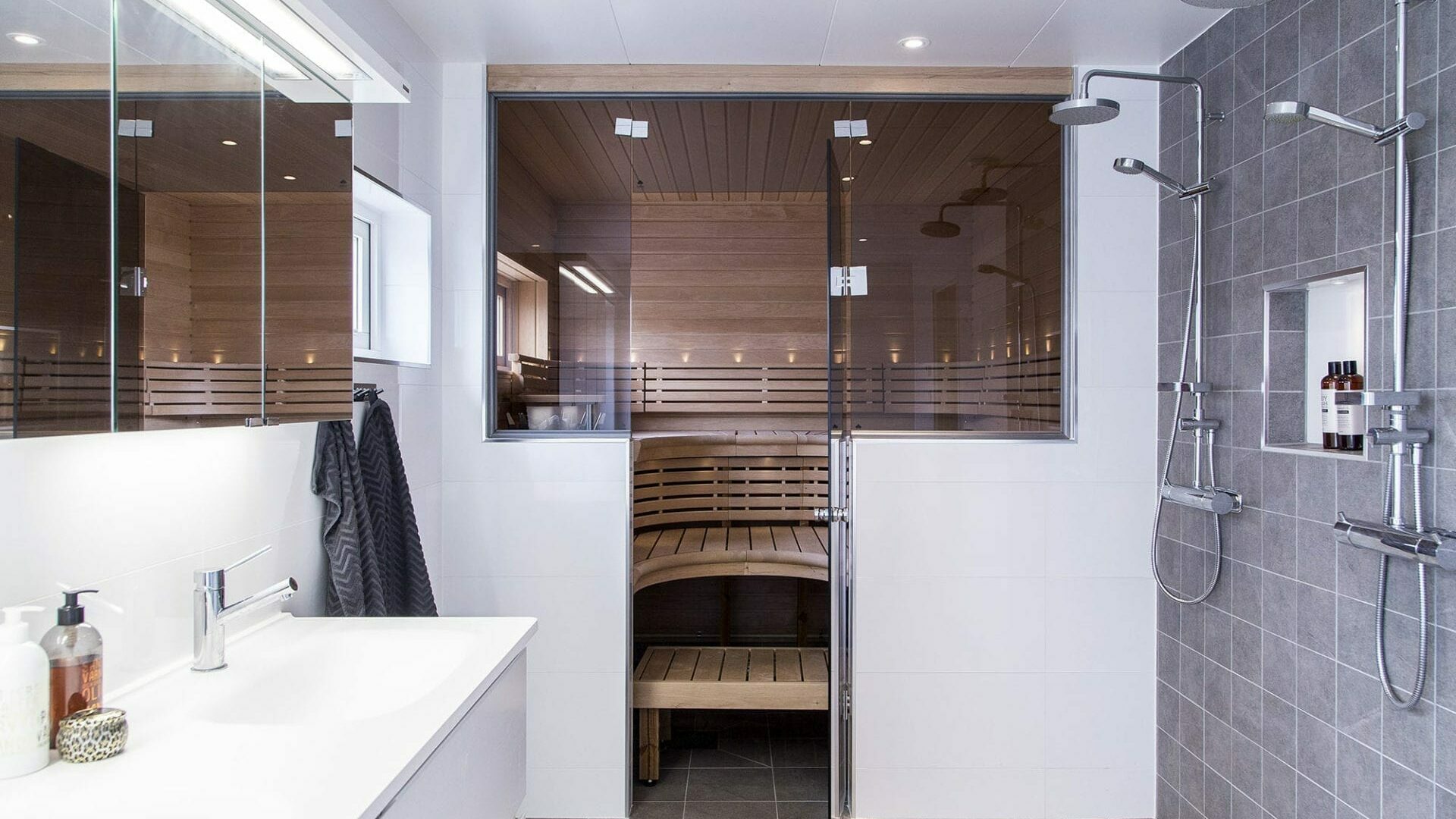 Innenansicht einer modernen schwedischen Sauna
